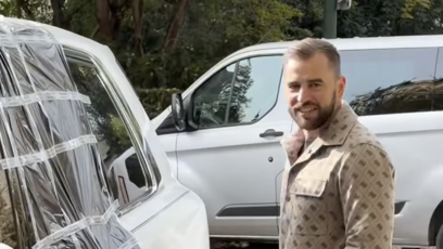 FOTO: Auto Leoše Mareše někdo poničil, policie pak vozu nasadila botičku.