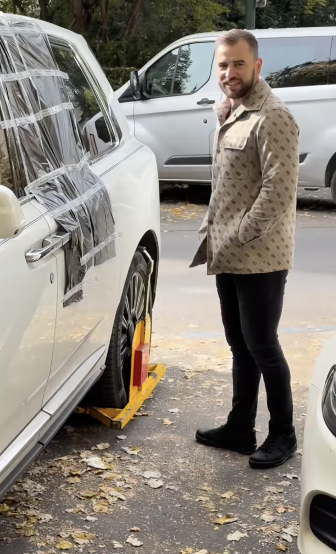 FOTO: Auto Leoše Mareše někdo poničil, policie pak vozu nasadila botičku. – stránka 154