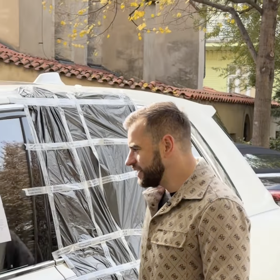 Auto Leoše Mareše někdo poničil, policie pak vozu nasadila botičku. 