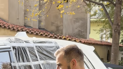 FOTO: Auto Leoše Mareše někdo poničil, policie pak vozu nasadila botičku.