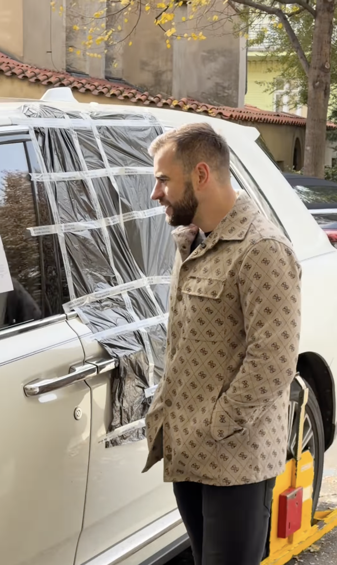 FOTO: Auto Leoše Mareše někdo poničil, policie pak vozu nasadila botičku. – stránka 153