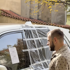 Na voze Leoše Mareše je policejní oznámení. 