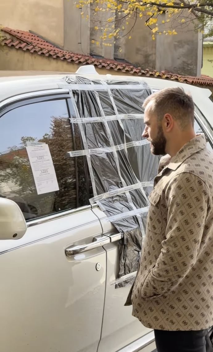 FOTO: Auto Leoše Mareše někdo poničil, policie pak vozu nasadila botičku. – stránka 152