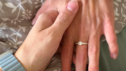 FOTO: Adéla nosí prstýnek na prostředníčku.