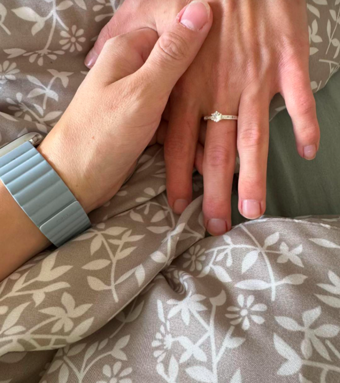 FOTO: Adéla nosí prstýnek na prostředníčku. – stránka 1