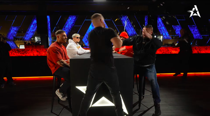 FOTO: Nejdříve dostal Novotný vajíčkem od Rybky. – stránka 11