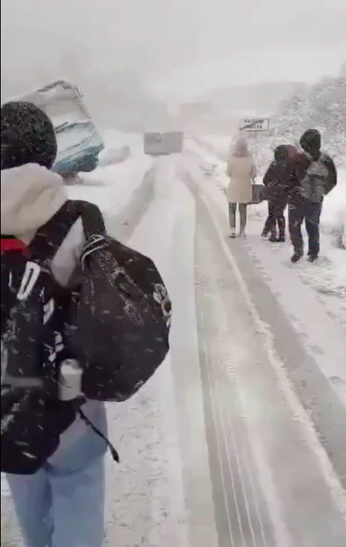 FOTO: Sníh ochromil dopravu na Slovensku – stránka 3
