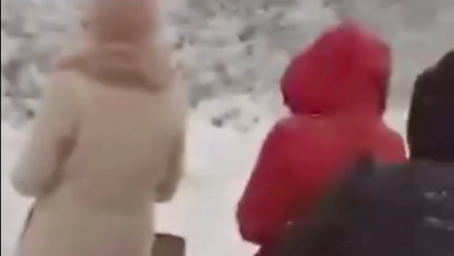 FOTO: Cestující z autobusu mrzly na silnici.