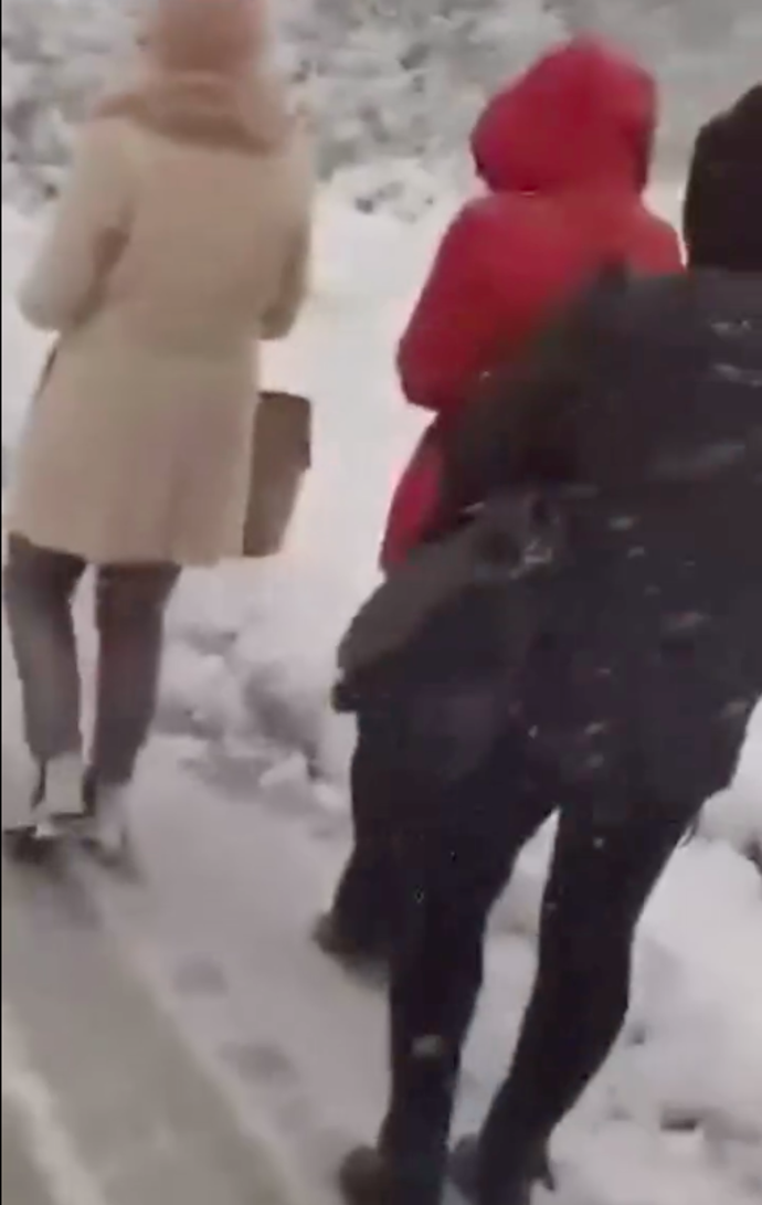 FOTO: Cestující z autobusu mrzly na silnici. – stránka 2