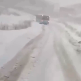 Autobus nedokázal vyjet zasněžený kopec.