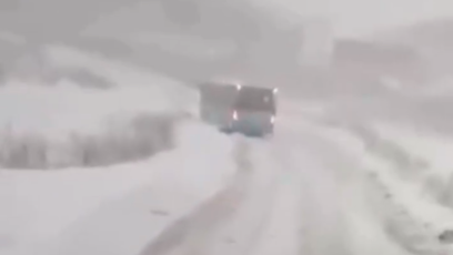 FOTO: Autobus nedokázal vyjet zasněžený kopec.