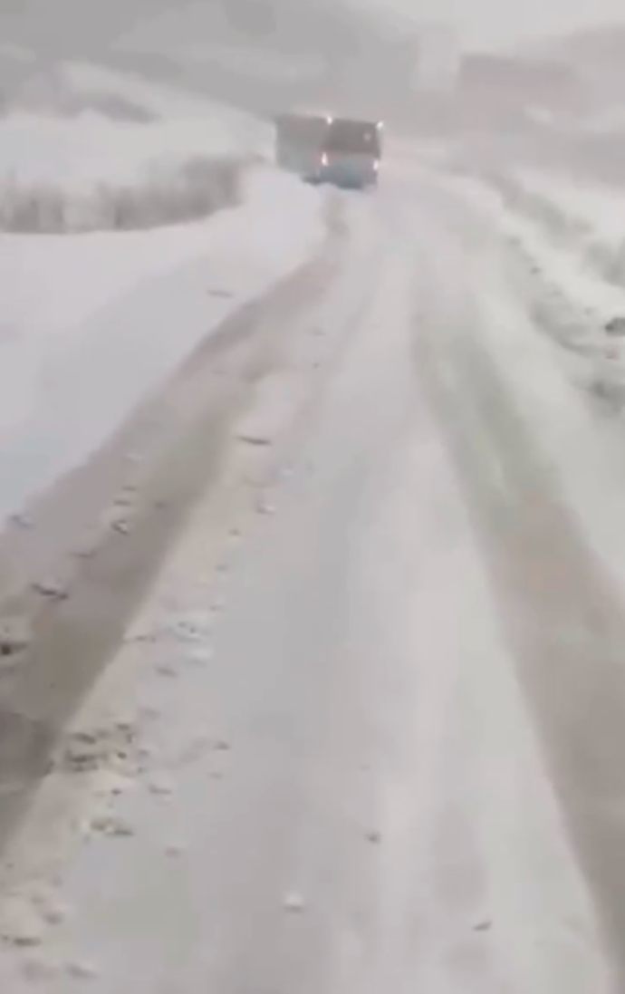 FOTO: Autobus nedokázal vyjet zasněžený kopec. – stránka 1