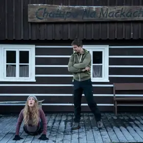 Komedie Na horách nás zavede na horskou chatu.