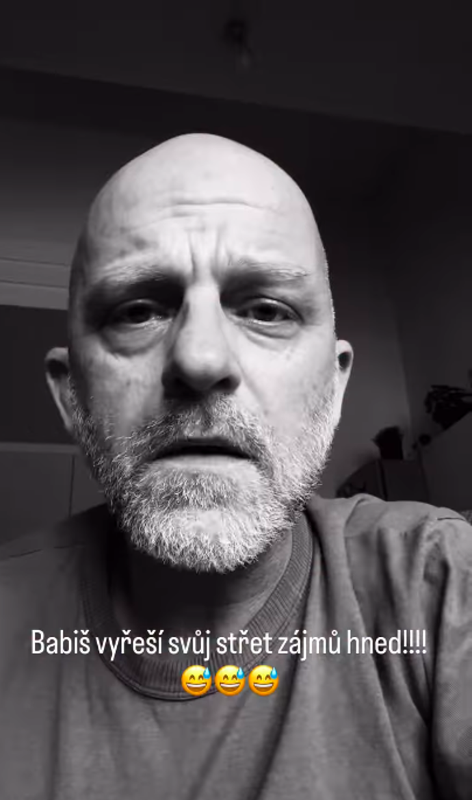 FOTO: Hynek Čermák natočil parodické video na Babišovu rošádu.