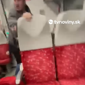 Jedné ženě tekla krev z čela.