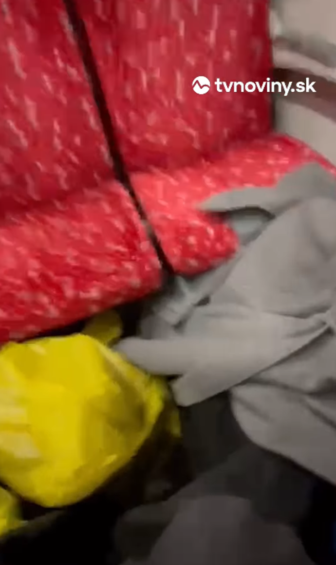 FOTO: Jedna paní zůstala zaseklá pod sedačkou. – stránka 3