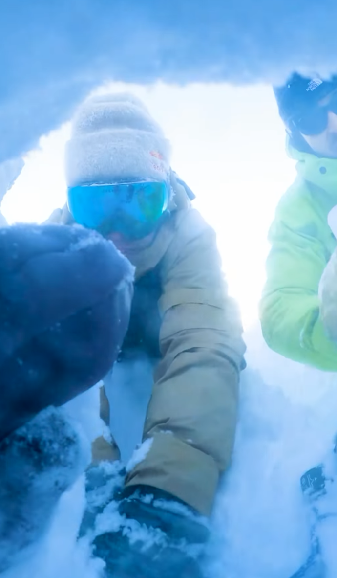 FOTO: Šárku Pančochovou museli vyhrabávat kolegové.