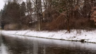 FOTO: Eva Decastelo se otužuje v řece.