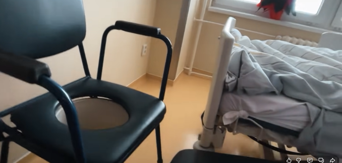 FOTO: Patrik Hezucký ukázal, jak vypadá jeho nemocniční pokoj. – stránka 321