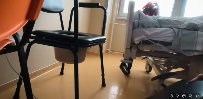 FOTO: Patrikova židle na vykonávání potřeby. – stránka 322