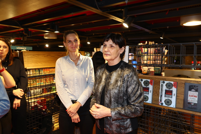 FOTO: Věra (Mia) Kirchnerová a Jiřina Hofmanová soutěží ve Zrádcích. – stránka 49