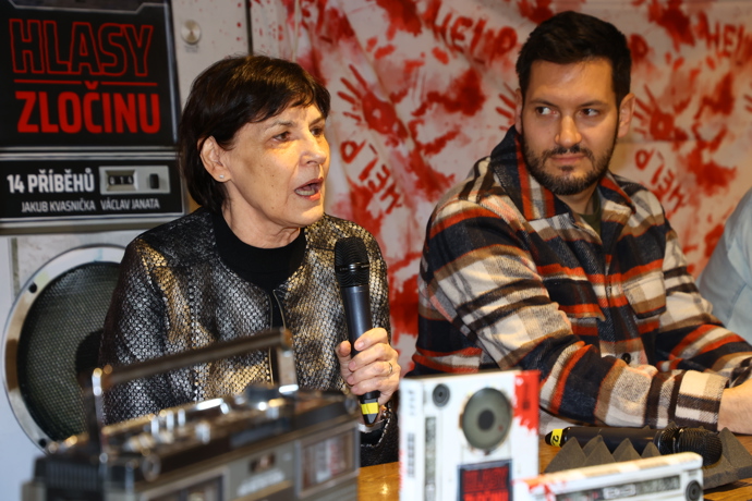 FOTO: Jiřina Hofmanová a Václav Janata na křtu knihy Hlasy zločinu. – stránka 2