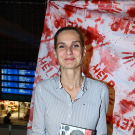 Věra (Mia) Kirchnerová s knihou Hlasy zločinu.