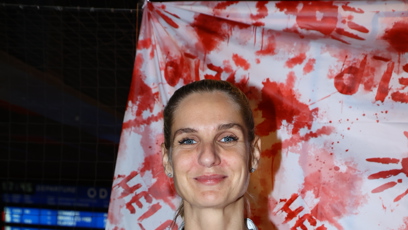 FOTO: Věra (Mia) Kirchnerová s knihou Hlasy zločinu.