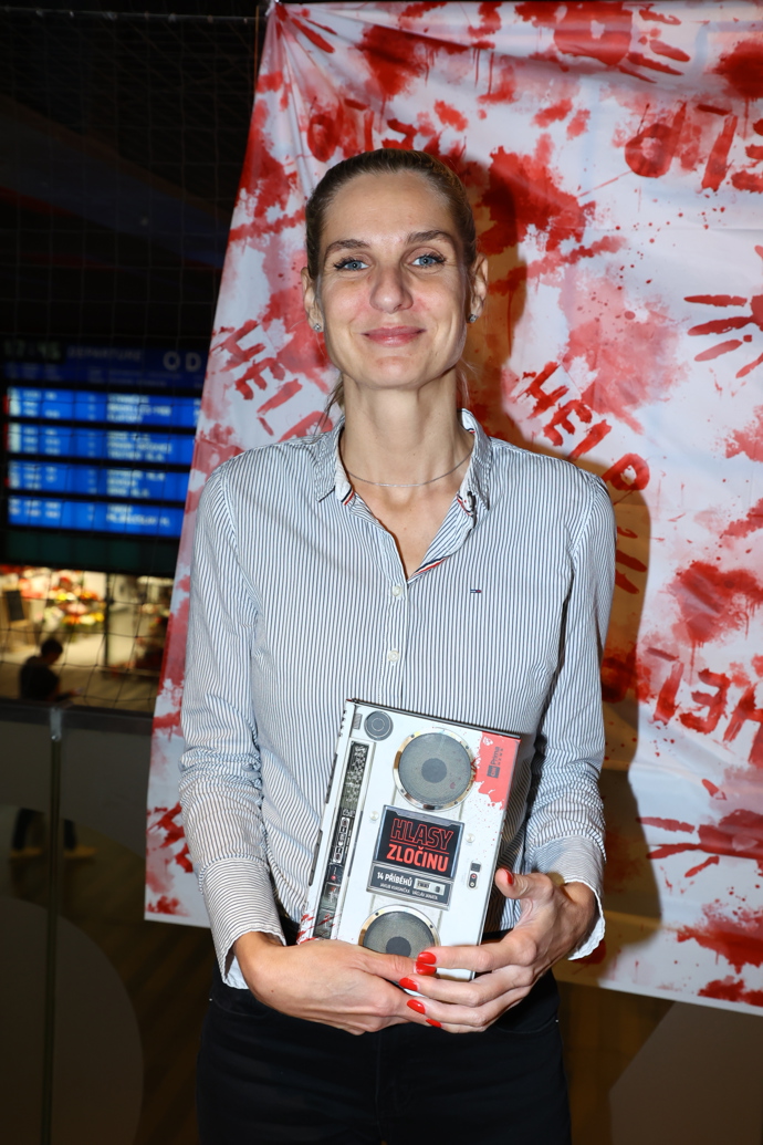 FOTO: Věra (Mia) Kirchnerová s knihou Hlasy zločinu. – stránka 44
