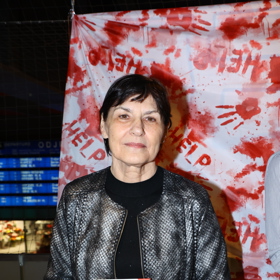 Jiřina Hofmanová s knihou Hlasy zločinu.