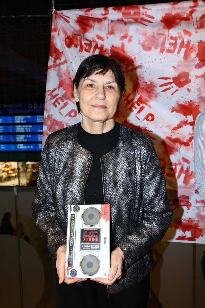 FOTO: Jiřina Hofmanová s knihou Hlasy zločinu. – stránka 13