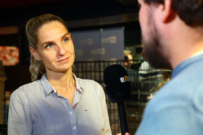 FOTO: Věra (Mia) Kirhcnerová během rozhovoru pro eXtra.cz. – stránka 43