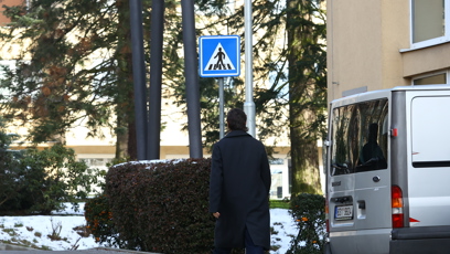 FOTO: Leoš Mareš přišel do nemocnice.