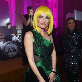 Maria Pavlova dorazila s parukou. 