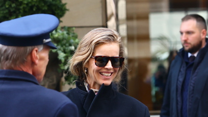 FOTO: Eva Herzigová se skrývala pod slunečními brýlemi.