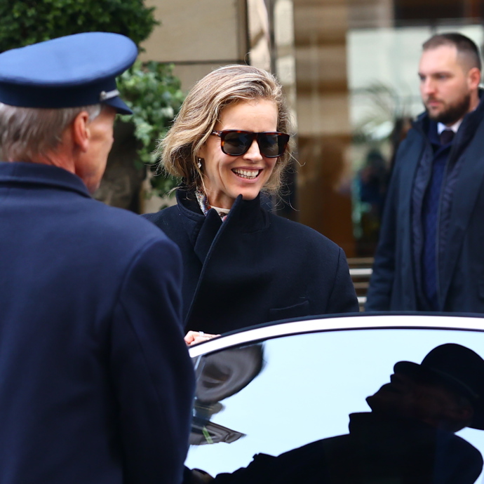 FOTO: Eva Herzigová se skrývala pod slunečními brýlemi. – stránka 96