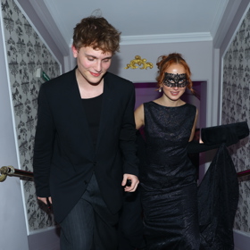 František Prachař si užíval večer po boku neznámé krásky. 