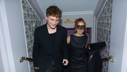 FOTO: František Prachař si užíval večer po boku neznámé krásky.