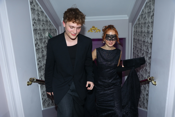 FOTO: František Prachař si užíval večer po boku neznámé krásky. – stránka 1