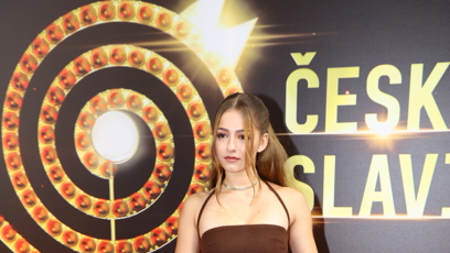 FOTO: Laura Homolová, dcera Dary Rolins vsadila na čokoládově hnědé šaty.