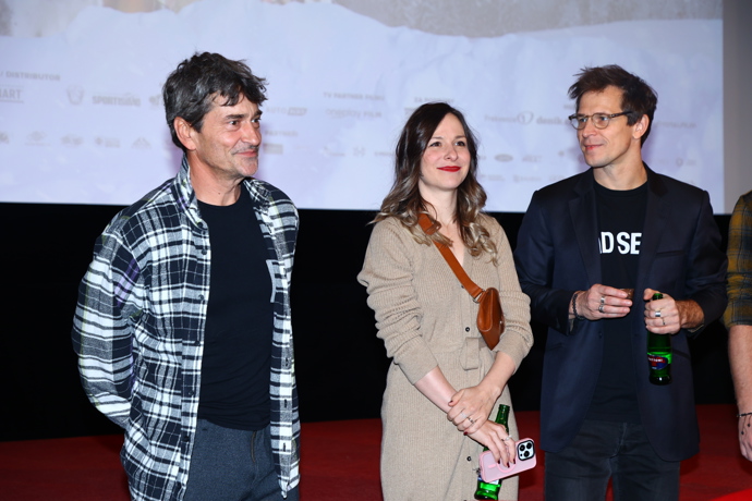 FOTO: Saša Rašilov, Veronika Khek Kubařová a Igor Orozovič na tiskovce k novému filmu Na horách. – stránka 13