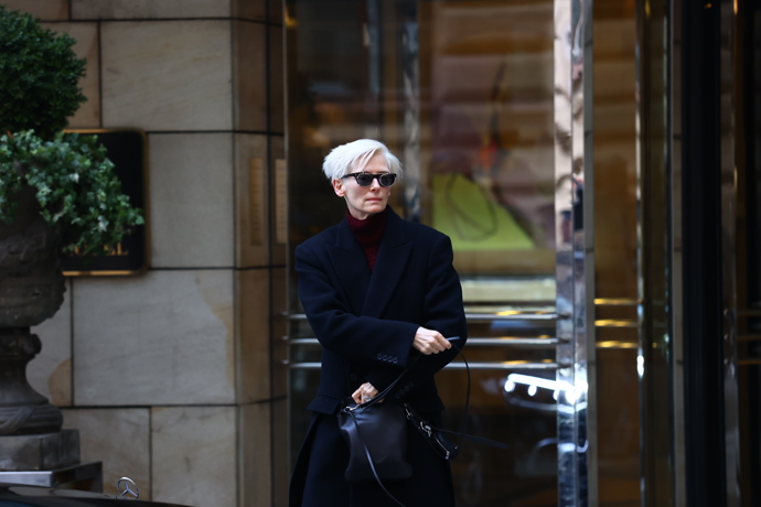FOTO: Tilda Swinton dorazila do Prahy. – stránka 94
