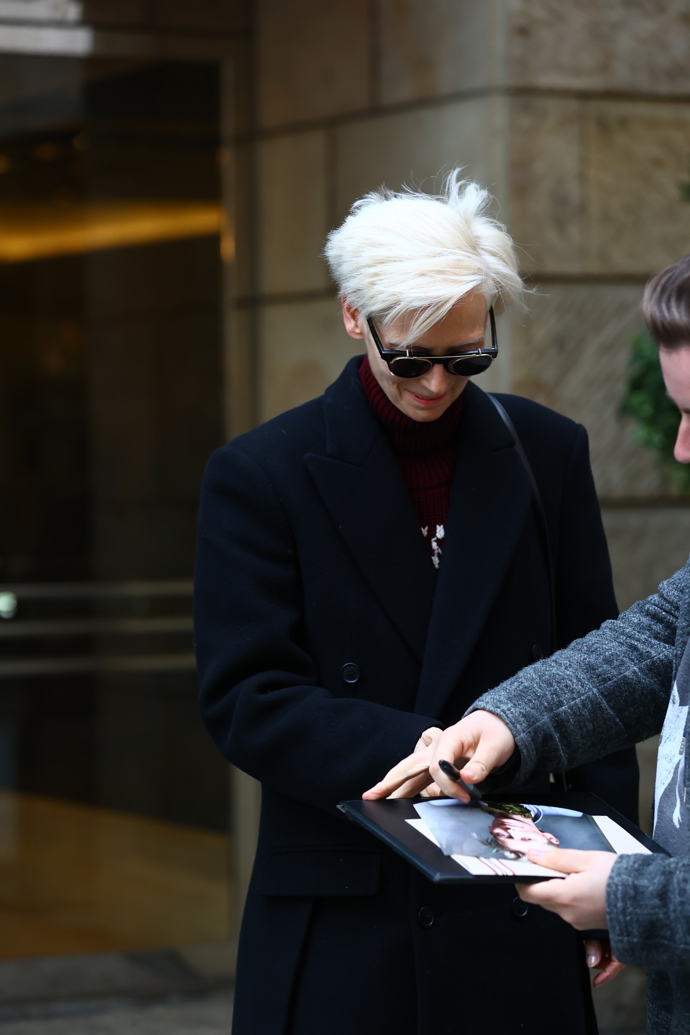 FOTO: Tilda Swinton se na všechny usmívala. – stránka 87
