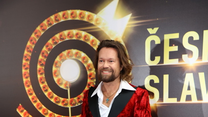 FOTO: Richard Krajčo dorazil v ohnivém obleku.