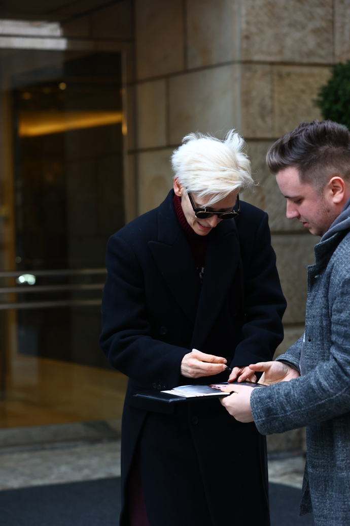 FOTO: Tilda Swinton věnovala pár autogramů. – stránka 86