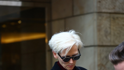 FOTO: Tilda Swinton se podepsala na fotky.