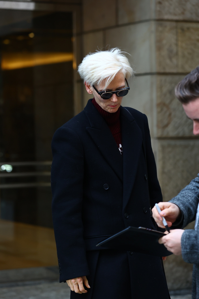 FOTO: Tilda Swinton se podepsala na fotky. – stránka 85
