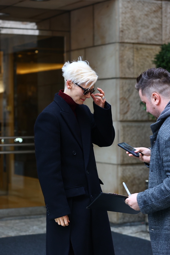 FOTO: Tilda Swinton vypadala u hotelu nenápadně. – stránka 84