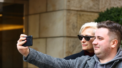 FOTO: Tilda Swinton se s fanoušky ráda vyfotila.