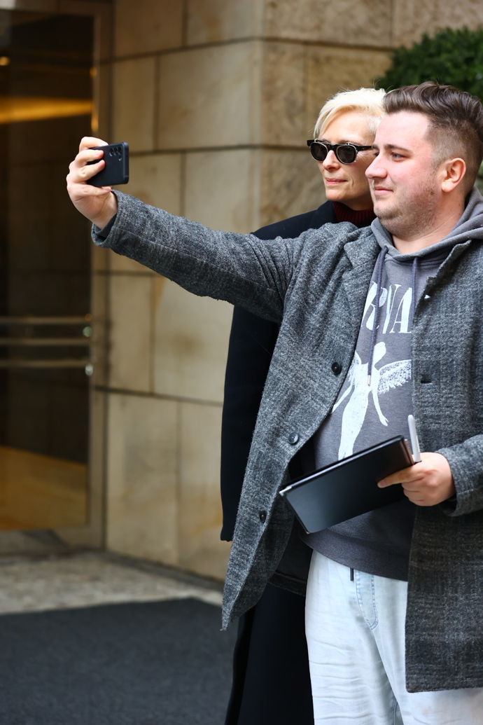 FOTO: Tilda Swinton se s fanoušky ráda vyfotila. – stránka 83